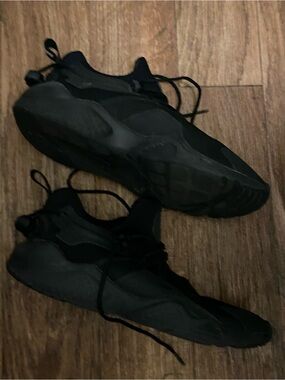 Womens 9 Nike All Black Air Huarache City Move  A03172-002 Sneakers Tennis Shoes